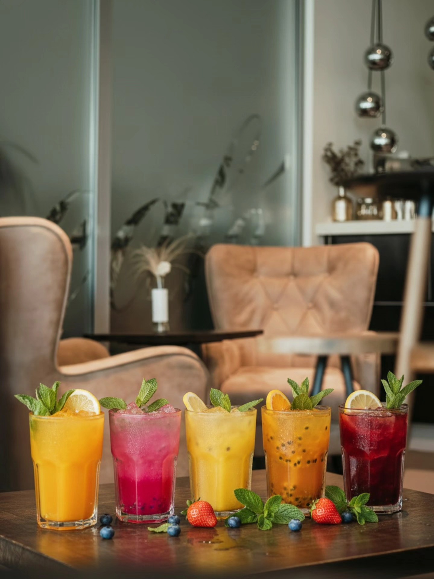 Päť farebných domácich limonád na stole v NAYA